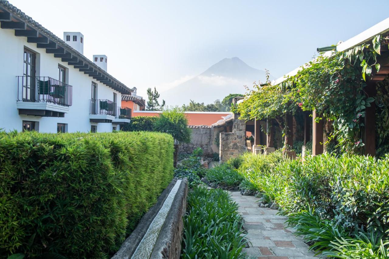 Hotel Museo Spa Casa Santo Domingo Antigua Eksteriør billede View of the hotel with the volcano in the background
